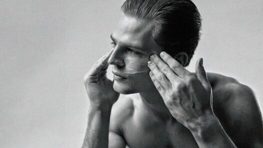 Modelo Taylor Ashmore poniendose crema en la cara