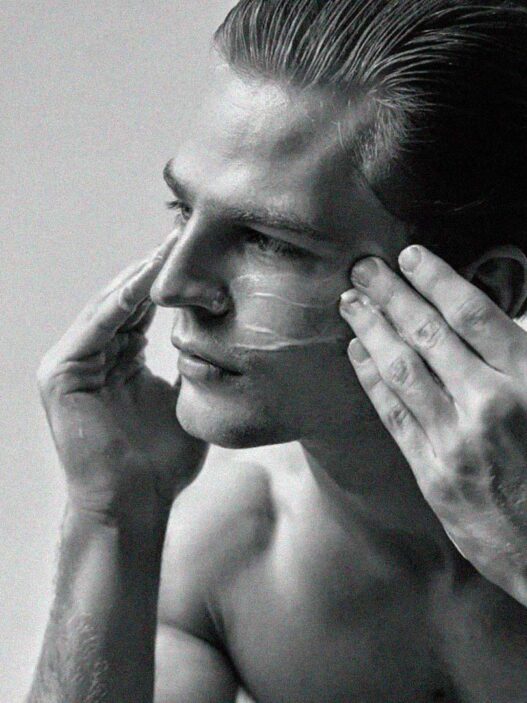 Modelo Taylor Ashmore poniendose crema en la cara