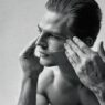 Modelo Taylor Ashmore poniendose crema en la cara