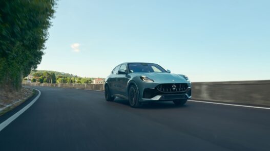 Imagen del Maserati Grecale Trofeo en carretera