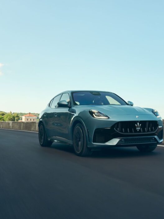 Imagen del Maserati Grecale Trofeo en carretera