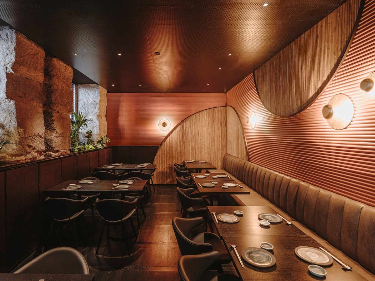 Sala del restaurante japonés Nomo Braganza en la calle Bárbara de Braganza, 8, Madrid