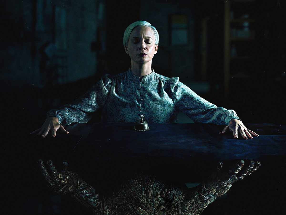 Fotograma de Oddity (Médium), la película de terror irlandesa de Damian McCarthy, en Filmin