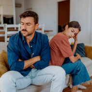 El ejercicio que ayuda a evitar las discusiones de pareja, según una psicóloga experta en relaciones pareja joven enfadados en sofá