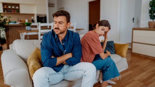 pareja joven enfadados en sofá