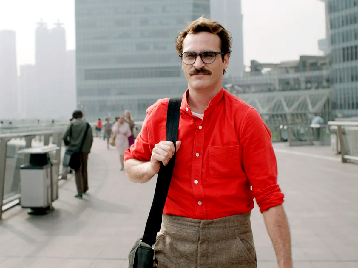 Escena película Her hombre camisa roja y gafas