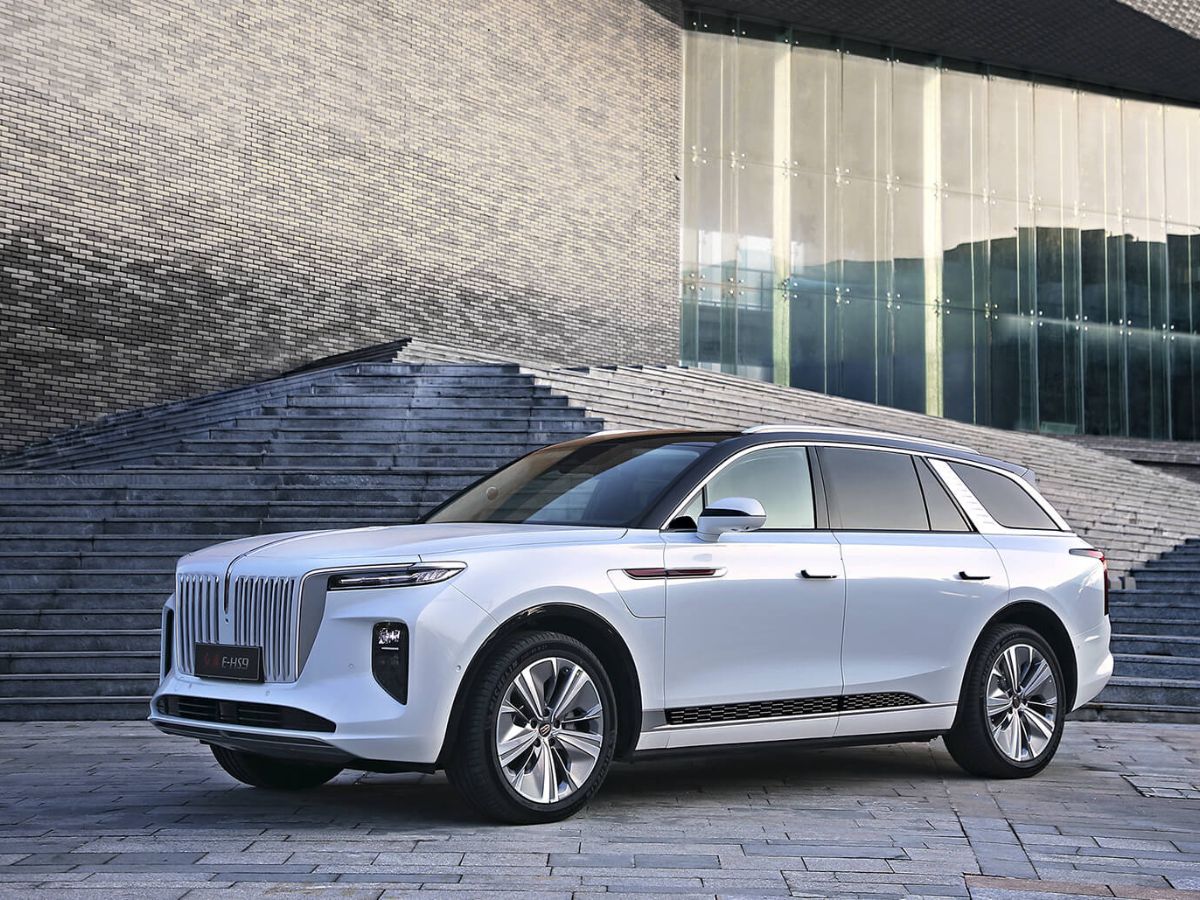 Foto del Hongqi E-HS9 en tono blanco y techo negro