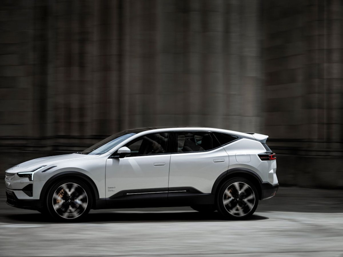 Polestar 3 Long range Dual motor blanco de perfil en movimiento