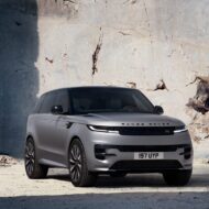 Range Rover acaba de abrir los pedidos del Sport Electric: 550 CV, 609 km de autonomía y 152.200 euros en España Range Rover Sport Electric gris de frente entre bloques de mármol en las canteras de Carrara