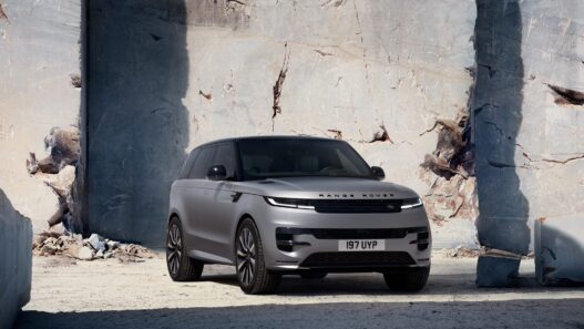 Range Rover Sport Electric gris de frente entre bloques de mármol en las canteras de Carrara