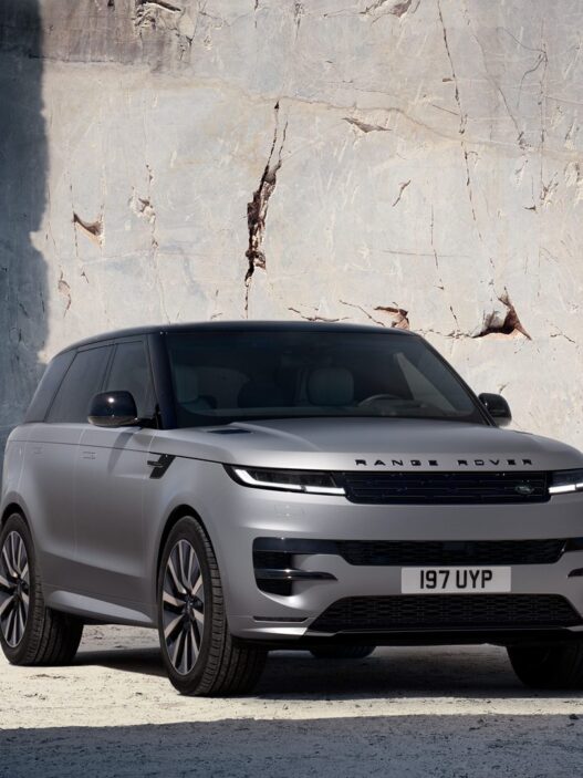 Range Rover Sport Electric gris de frente entre bloques de mármol en las canteras de Carrara