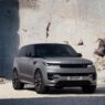 Range Rover Sport Electric gris de frente entre bloques de mármol en las canteras de Carrara