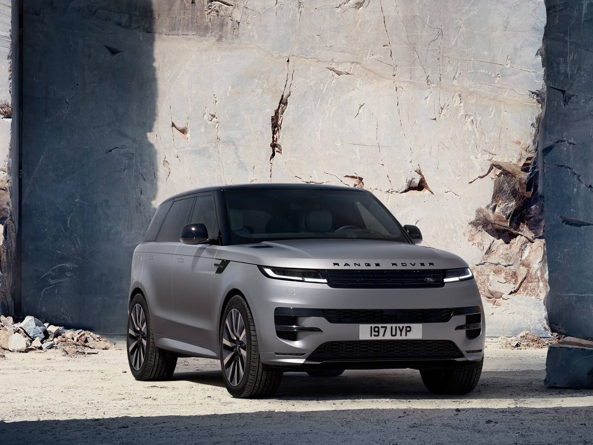 Range Rover Sport Electric gris de frente entre rocas