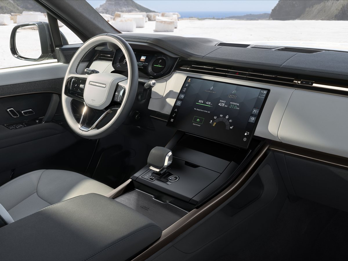 Salpicadero del Range Rover Sport Electric con la pantalla de carga mostrando 80 % de batería y 428 km de autonomía
