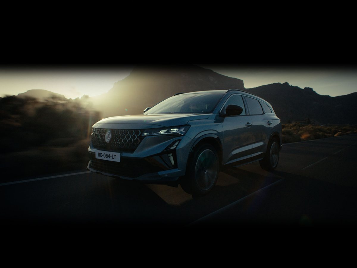 Renault Espace de perfil circulando, imagen oficial de la ficha de renault.es