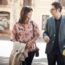 Eva Ugarte y Berto Romero, como Sandra y Berto, pasean con un carrito de bebé por la calle en Mira lo que has hecho, la serie de Movistar Plus+