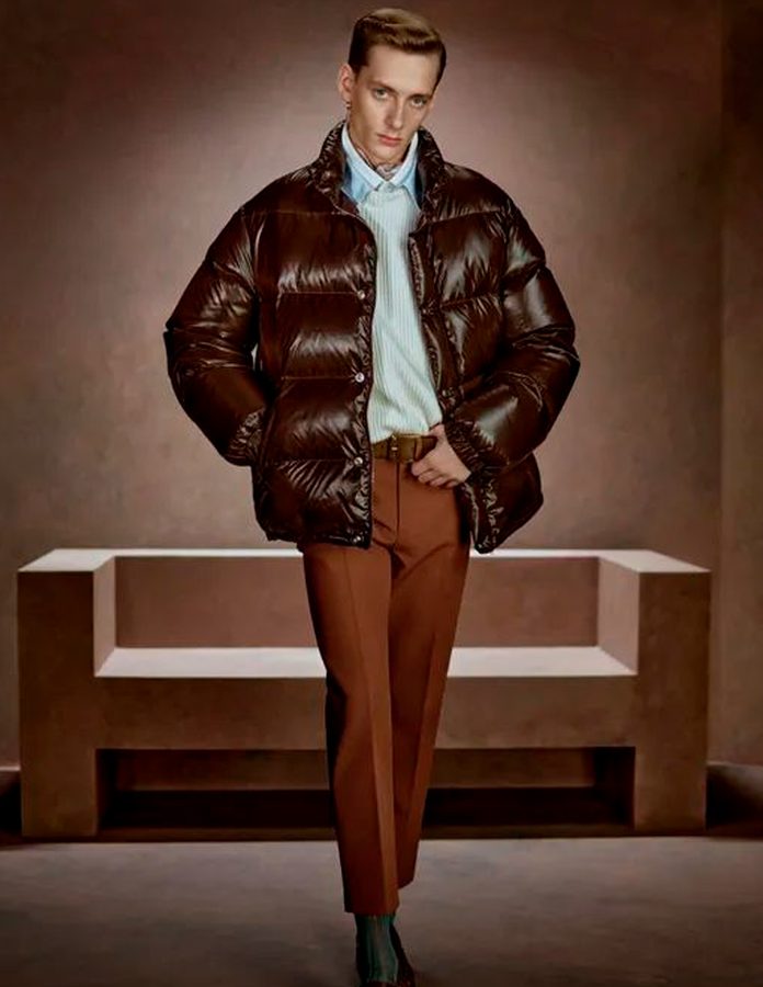 Modelo con puffer y pantalón de vestir de Acne Studios