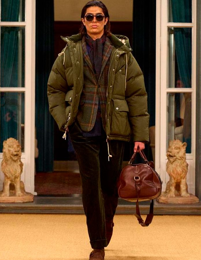 Modelo desfile Ralph Lauren vestido con Puffer y pantalón de vestir