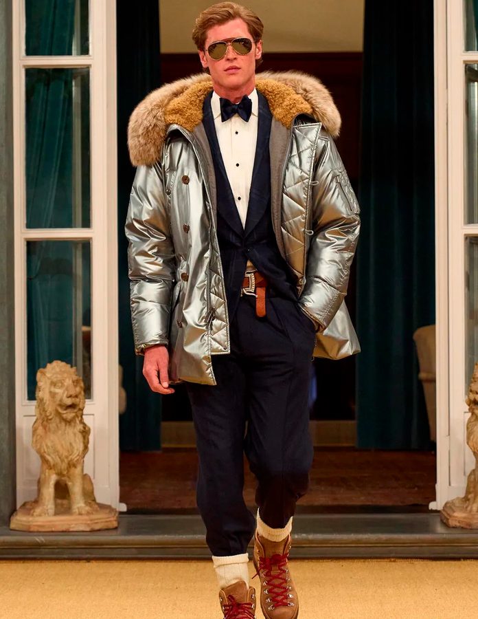 Modelo del desfile Ralph Lauren Purple Label con puffer y pantalón de vestir