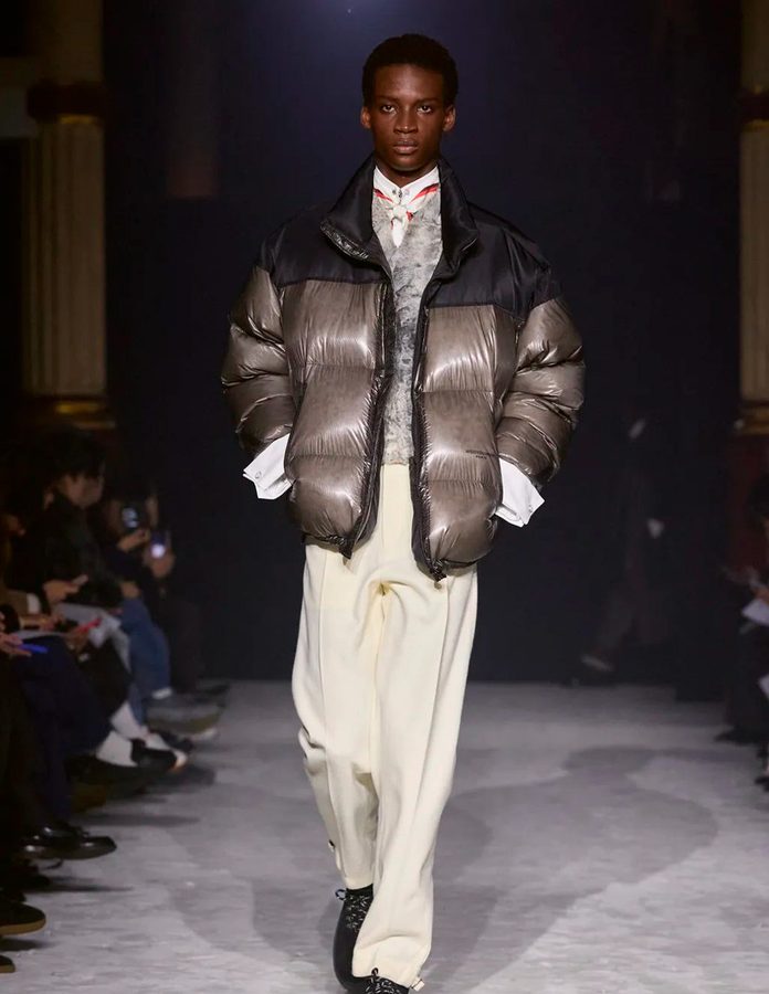 Modelo con Puffer desfiile Wooyoungmi otoño 2026