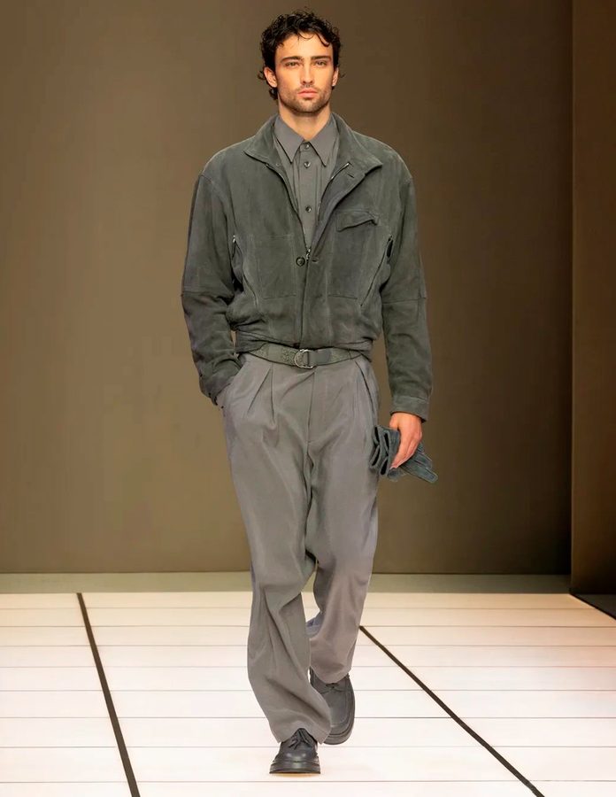 Modelo con chaqueta ante azul desfile Giorgio Armani otoño 2026