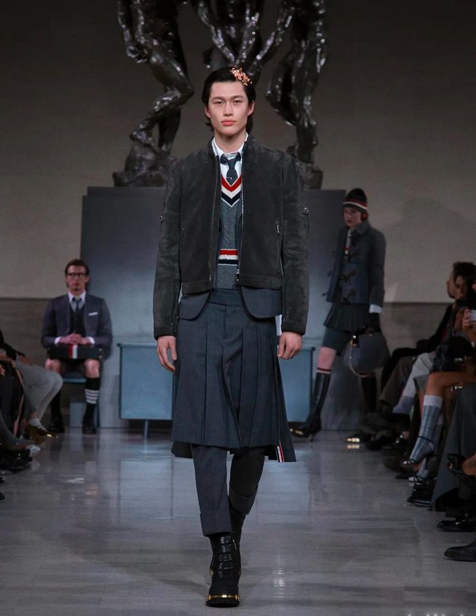 Modelo desfile Thom Browne otoño 2026 con chaqueta de ante