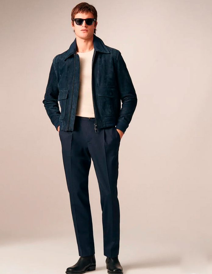 Modelo Tommy Hilfiger vestido con chaqueta de ante y jersey de punto blanco
