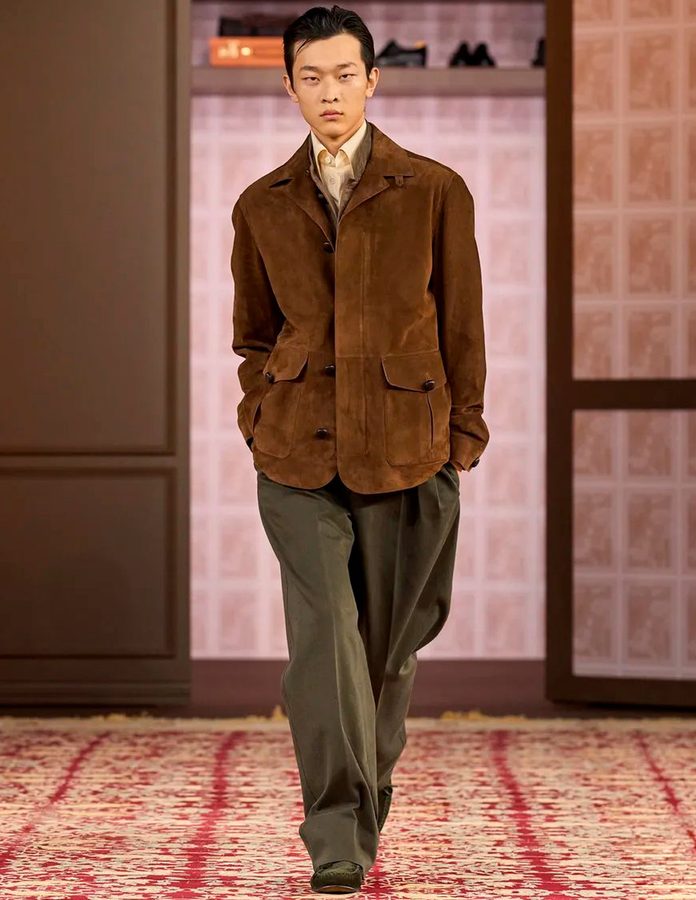 Modelo con chaqueta de piel de ante marrón desfile Zegna otoño 2026