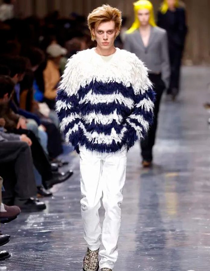 Modelo desfile Dior otoño 2026 con top texturizado azul y blanco