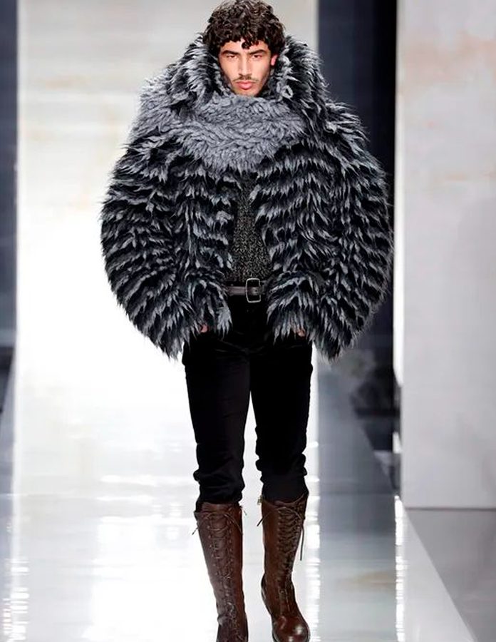 Modelo con abrigo de piel pelos desfile Dolce & Gabbana otoño 2026