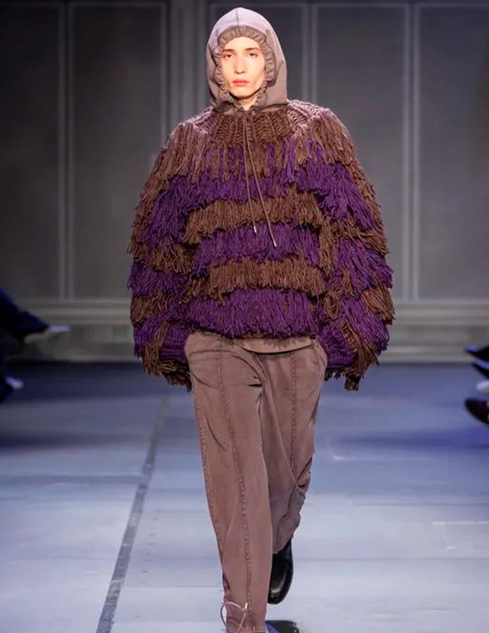 Modelo desfile Etudes Studio otoño 2026 con Top texturizado