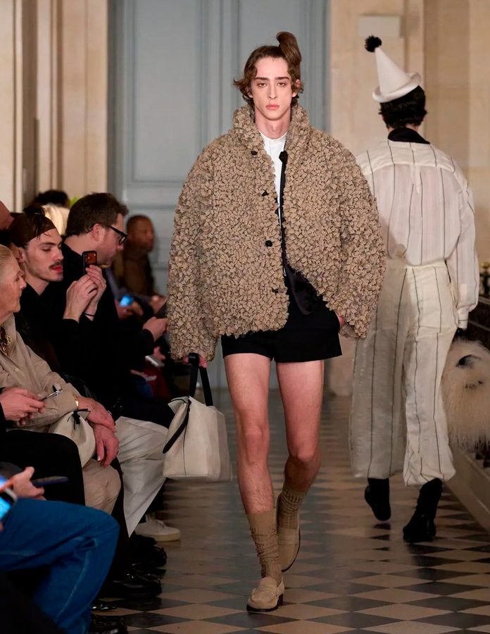 Modelo desfile Jacquemus otoño 2026 con chaqueta marrón texturizada