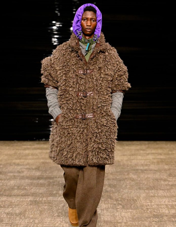 Modelo con abrigo de piel marron y capucha morada desfile Kolor otoño 2026