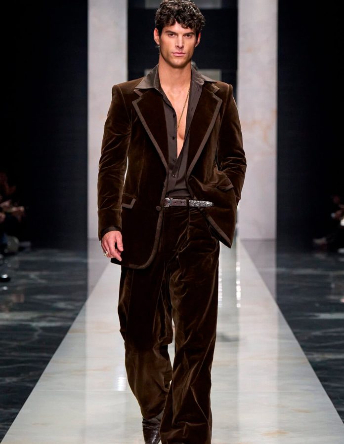 Modelo desfile Dolce & Gabbana con traje terciopelo marrón otoño 2026