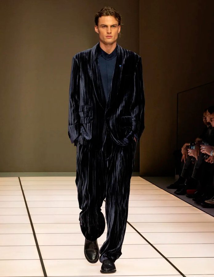 Modelo Giorgio Armani con traje de terciopelo azul desfile otoño 2026