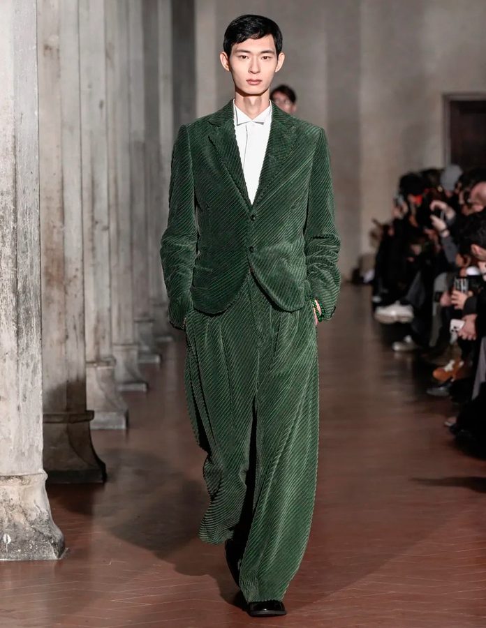 Modelo desfile Soshiotsuki con traje terciopelo verde otoño 2026