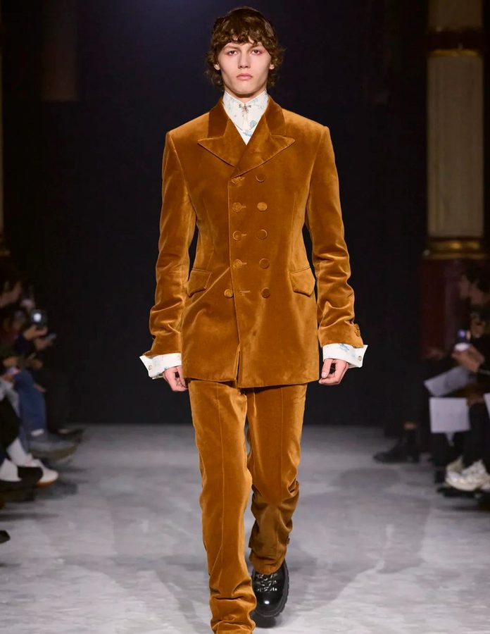 Modelo desfile Wooyoungmi con traje aterciopelado ocre otoño 2026