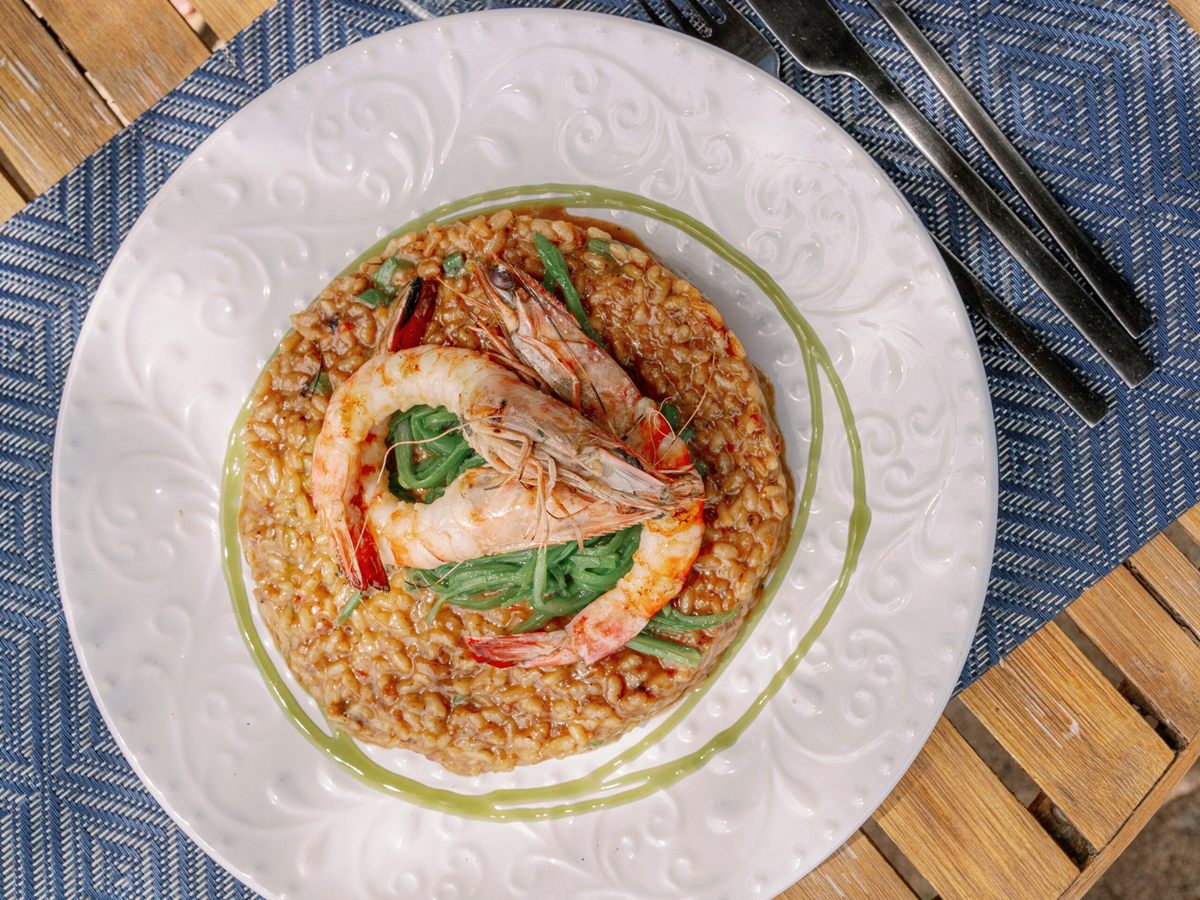 Arroz con langostinos del restaurante Mater Terrae de Terra Dominicata servido en la terraza