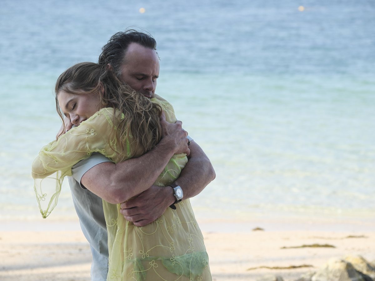 Walton Goggins y Aimee Lou Wood en la playa en el último capítulo de The White Lotus temporada 3