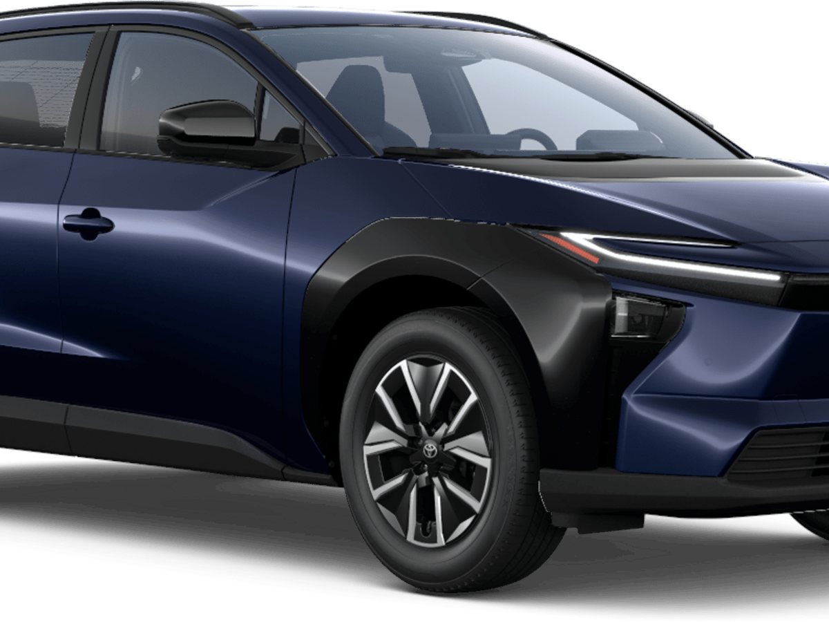 Toyota bZ4X azul oscuro de tres cuartos delantero sobre fondo blanco