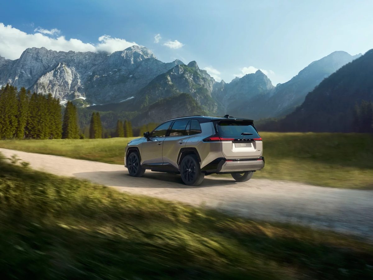Toyota RAV4 Hybrid 2026 de tres cuartos delantero, imagen oficial de la ficha de toyota.es