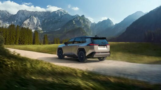 Toyota RAV4 Hybrid 2026 de tres cuartos delantero, imagen oficial de la ficha de toyota