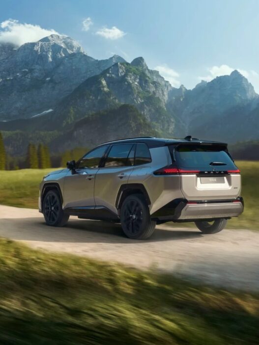 Toyota RAV4 Hybrid 2026 de tres cuartos delantero, imagen oficial de la ficha de toyota