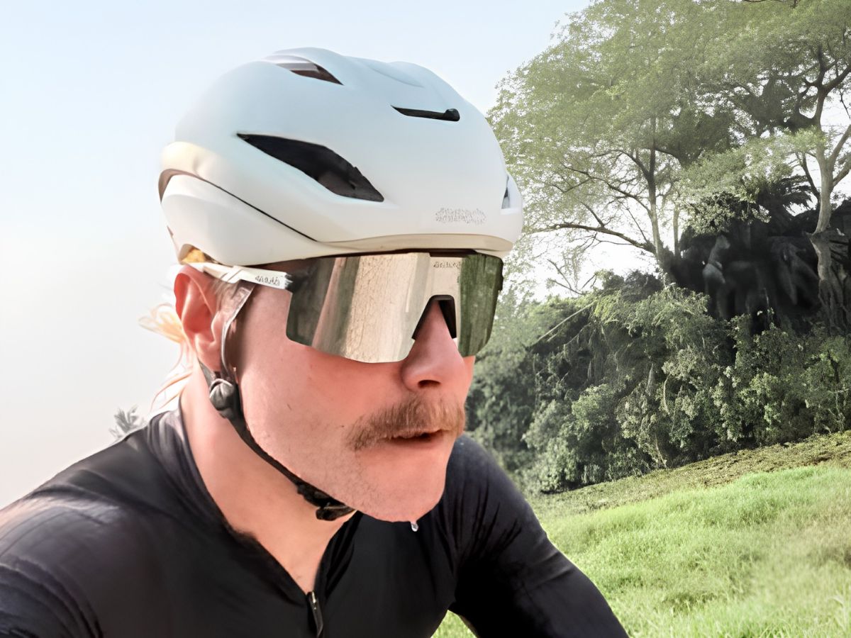Imagen de Valtteri Bottas durante su viaje en bicicleta hasta Singapur