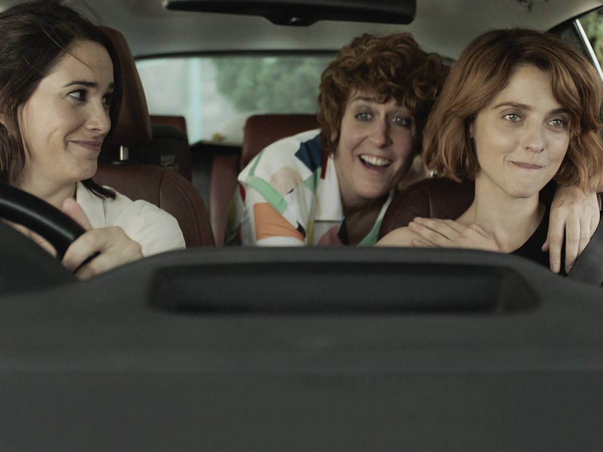 Celia Freijeiro al volante, Aixa Villagrán en el asiento trasero y Leticia Dolera de copiloto, dentro de un coche en Vida perfecta