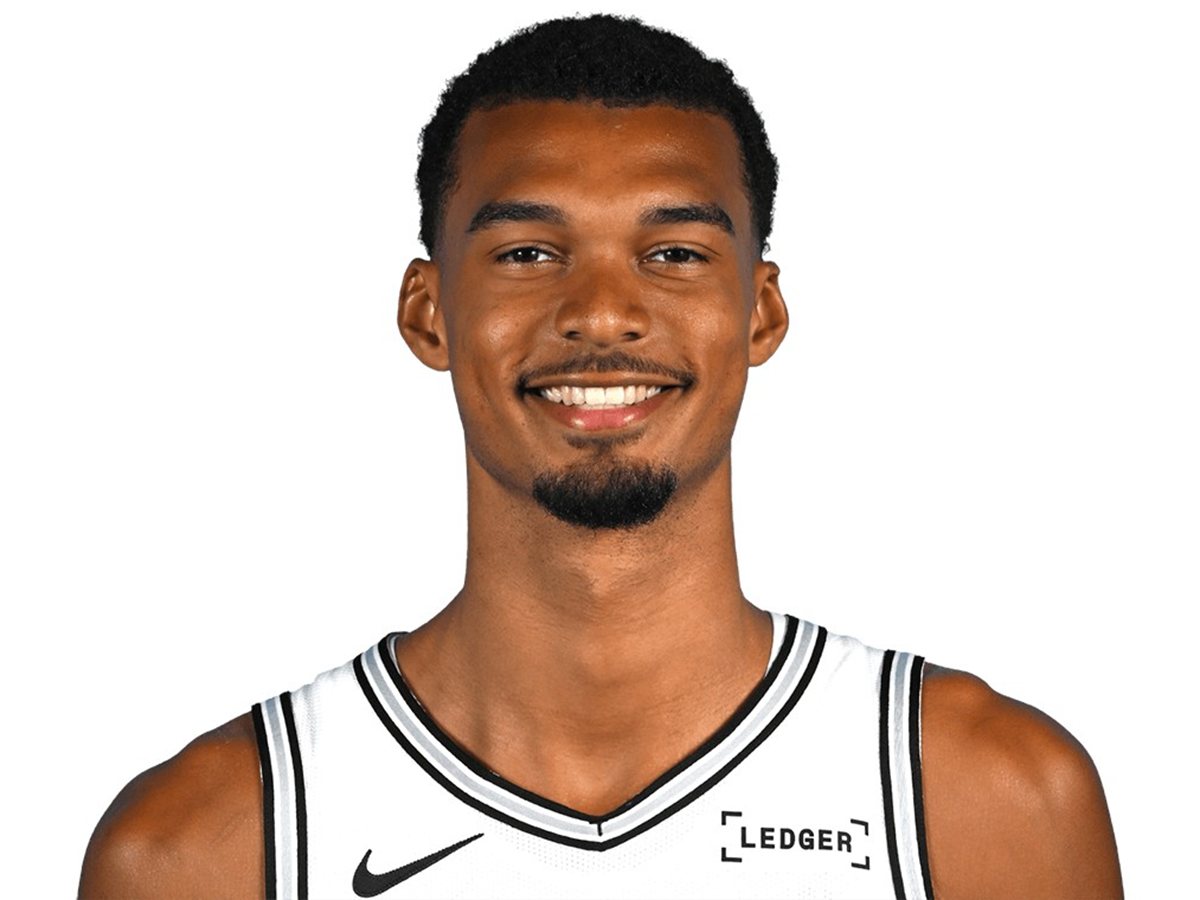 Retrato oficial de Victor Wembanyama sonriendo con la camiseta blanca de los San Antonio Spurs