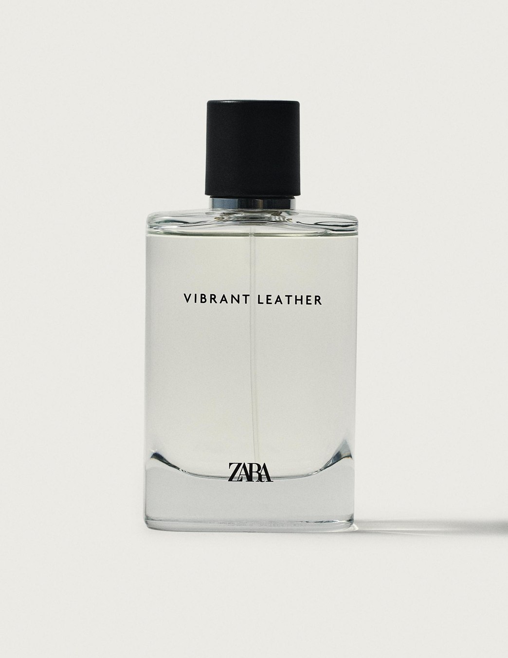 Frasco transparente de Zara Vibrant Leather Eau de Parfum con tapón negro