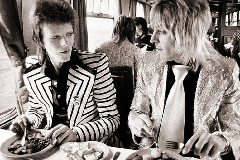 David Bowie comiendo en el tren